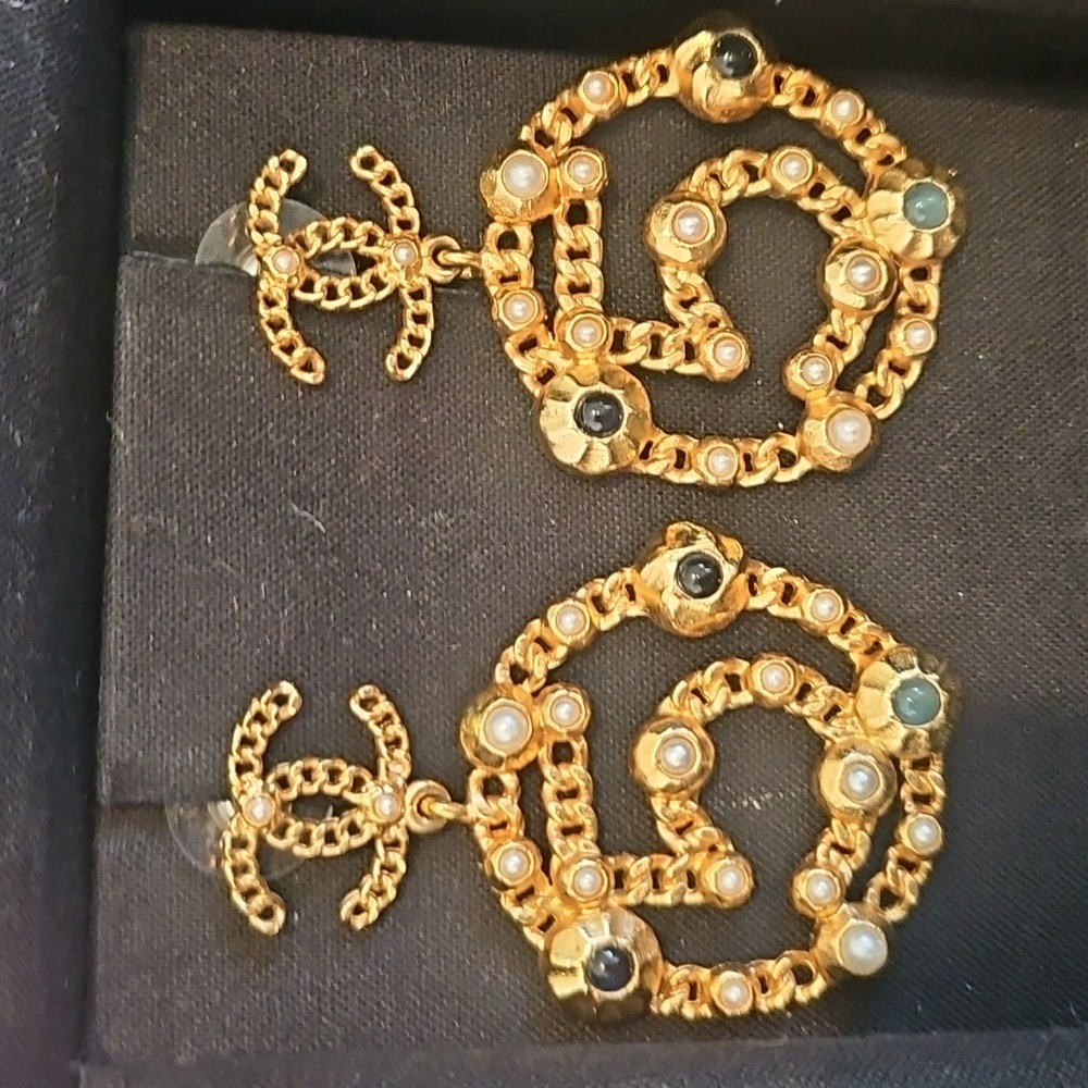2018 Fall collection Chanel earrings collector